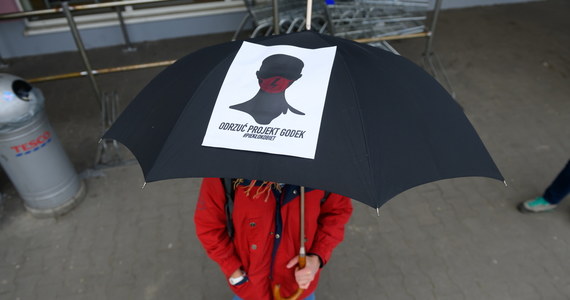 Samochody z naklejonymi na szyby plakatami z logo Ogólnopolskiego Strajku Kobiet oraz hasłami "Myślę, czuję, decyduję" jeździły we wtorek trąbiąc wokół ronda Dmowskiego w centrum stolicy. Tak wyglądał protest pod hasłem "Odrzuć projekt Godek #Piekłokobiet".