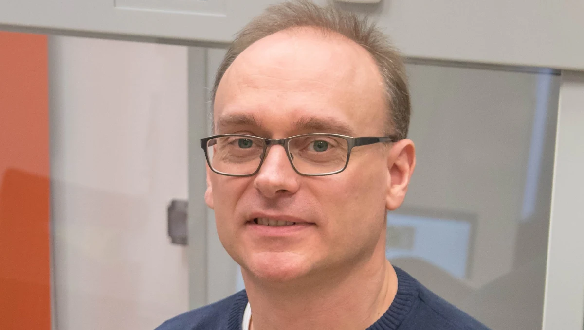 „Produkcja polskich testów (na koronawirusa – RMF FM) już ruszyła. Cały test jest opracowywane we współpracy z firmami. Jedną z tych firm jest Future Synthesis z Poznania. Ta firma przeprowadza wielkoskalowe syntezy kwasów nukleinowych, czyli DNA do tego, żeby móc wyławiać wirusy w wymazach pacjentów” – powiedział w Popołudniowej rozmowie w RMF FM dr hab. Maciej Figiel z Instytutu Chemii Bioorganicznej Polskiej Akademii Nauk z Poznania, członek zespołu naukowców, którzy stworzyli polski test na koronawirusa.