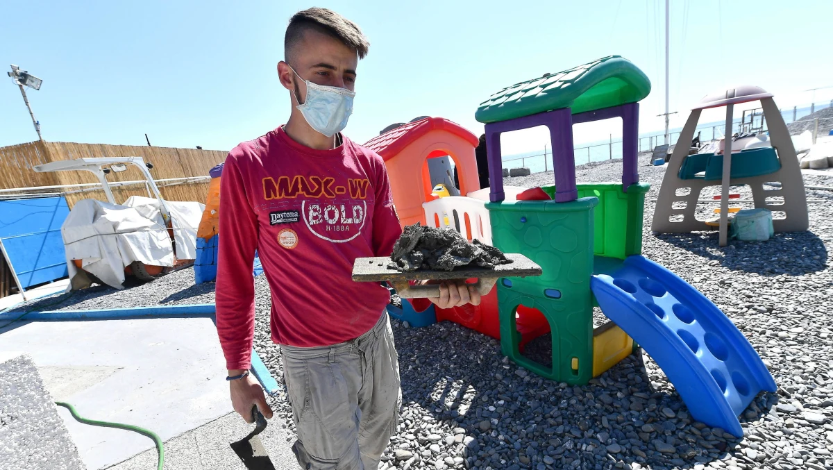 602 osoby zakażone koronawirusem zmarły we Włoszech w ciągu ostatniej doby - poinformowała we wtorek Obrona Cywilna przedstawiając oficjalny bilans epidemii. Łączna liczba zmarłych wzrosła do 21 067.