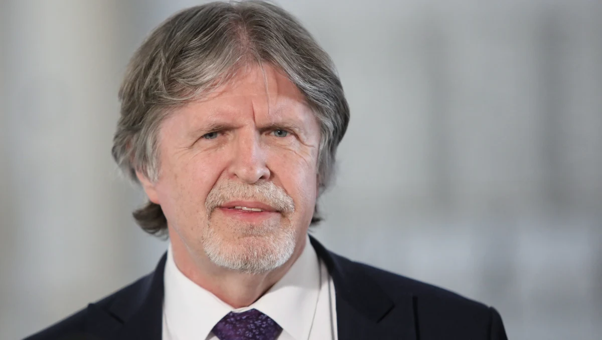 "Do tej pory mieliśmy taktykę defensywną, proponuję, żebyśmy przeszli do ataku, żebyśmy nauczyli się zarządzać epidemią" - mówił w Porannej rozmowie w RMF FM Andrzej Sośnierz. Były prezes NFZ, obecnie poseł Porozumienia, podkreślał, że izolacja powinna dotyczyć osób zakażonych i osób, które mogły się z nimi kontaktować. 