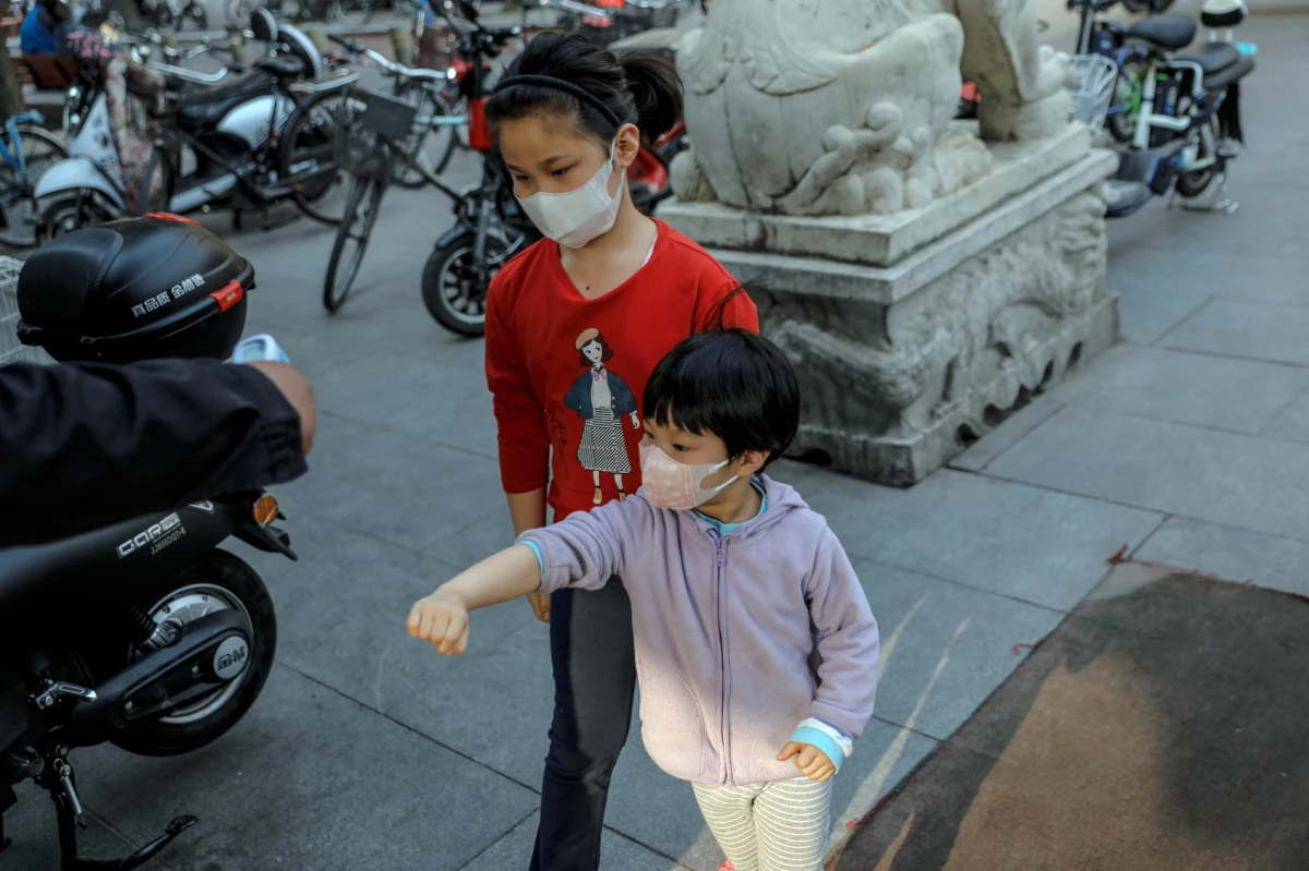 Z obowiązku zasłaniania twarzy w miejscach publicznych (usta i nos) powinny być wyłączone dzieci poniżej drugiego roku życia. Może to utrudniać im swobodne oddychanie i grozić poważnymi powikłaniami - wynika ze stanowiska Zespołu ds. Matek Lekarek zamieszczonego na stronie Okręgowej Izby Lekarskiej w Warszawie.