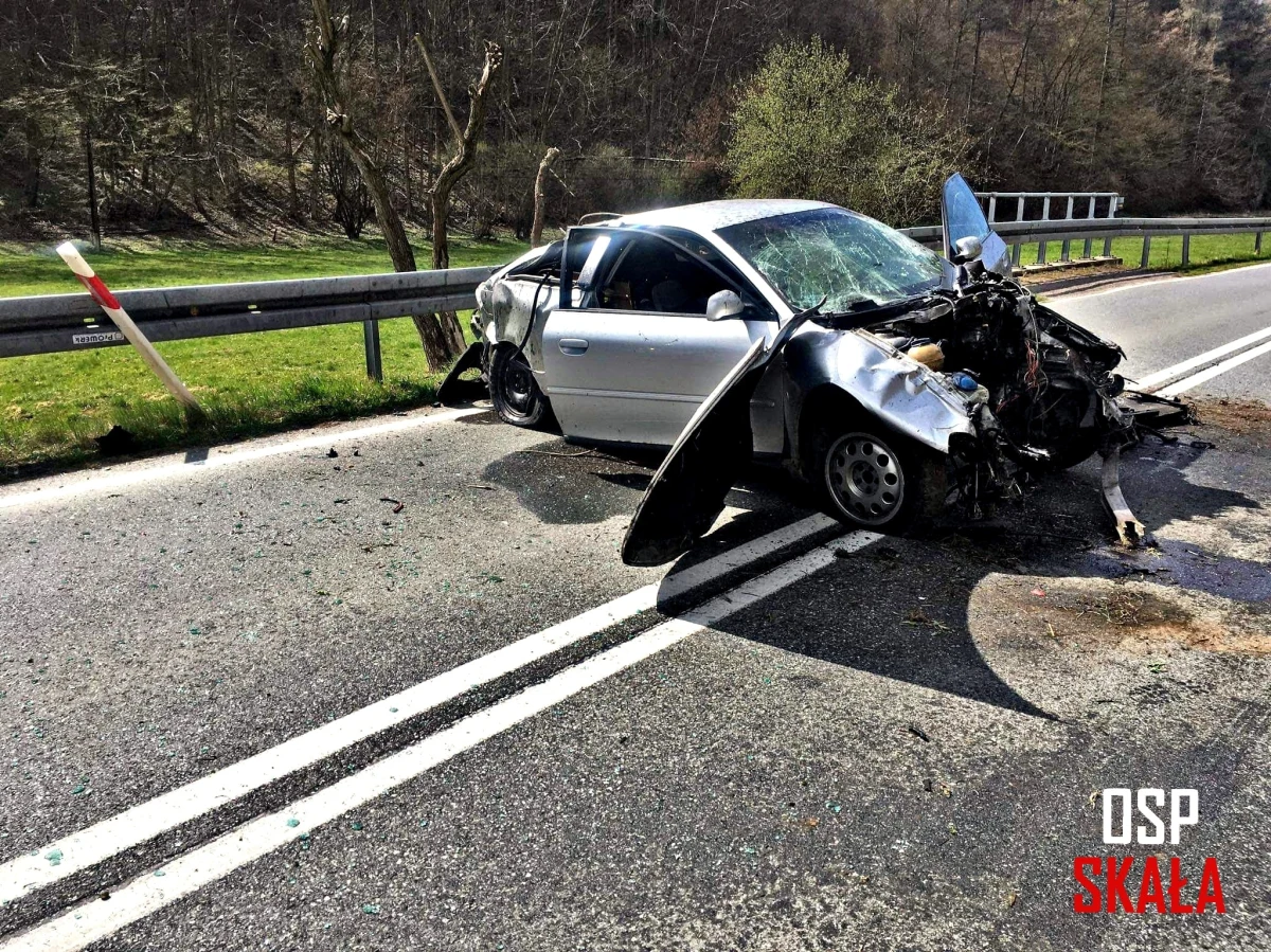 Niezabezpieczony samochód marki Audi, zaparkowany w pobliżu kościoła w Grodzisku (niedaleko Ojcowa i Skały), przemieścił się we wtorek w kierunku 50-metrowej skarpy i spadł z niej na DW 773. W zdarzeniu nikt nie ucierpiał. Nietrzeźwy użytkownik pojazdu został zatrzymany.