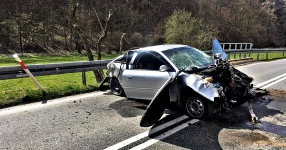 Niezabezpieczony samochód marki Audi, zaparkowany w pobliżu kościoła w Grodzisku (niedaleko Ojcowa i Skały), przemieścił się we wtorek w kierunku 50-metrowej skarpy i spadł z niej na DW 773. W zdarzeniu nikt nie ucierpiał. Nietrzeźwy użytkownik pojazdu został zatrzymany.