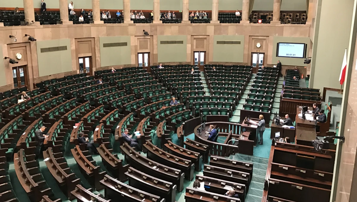 Kierownictwo PiS zdecydowało, by kontrowersyjne projekty światopoglądowe ukryć w tzw. sejmowej zamrażarce — wynika z ustaleń Onetu. Chodzi o projekty wniesione do Sejmu przez obywateli. Najgłośniejszy dotyczy drastycznego ograniczenia legalnej aborcji.