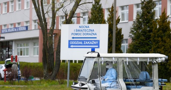 Ministerstwo Zdrowia poinformowało o nowych zakażeniach koronawirusem w Polsce. W środę zaraportowano 380 nowych zakażeń. Zmarły kolejne 23 osoby. W sumie zakażone są już 7582 osoby. Zmarło 286 chorych.