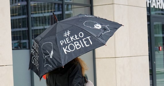 Mino trwającej epidemii koronawirusa i rządowych obostrzeń, m.in. zakazujących gromadzenia się, przeciwnicy projektu zaostrzającego prawo aborcyjne - którym dzisiaj i jutro ma zajmować się Sejm - prowadzą protest. Legalnie. Swój sprzeciw manifestują, wywieszając na balkonach parasolki, prezentując plakaty, gdy stoją w kolejkach do sklepów, a także w mediach społecznościowych.