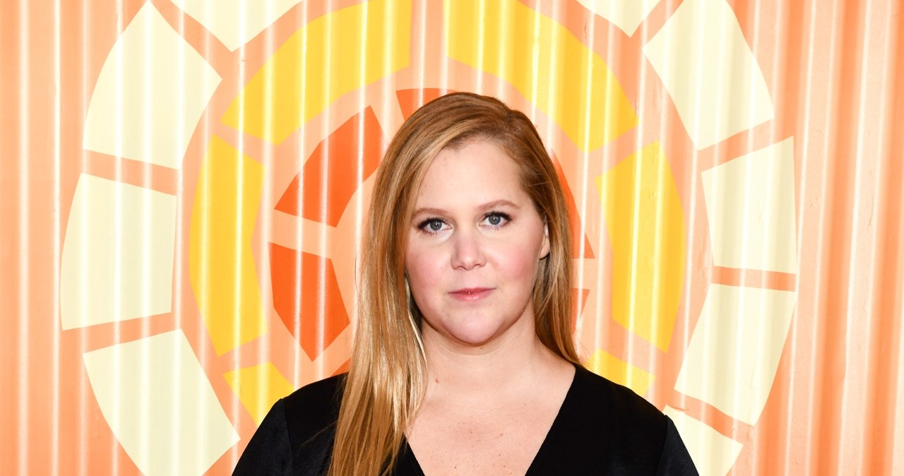 Znana aktorka komediowa i stand-uperka Amy Schumer postanowiła wspomóc szpital, w którym pracuje jej przyjaciółka. Jest pielęgniarką, która opiekuje się pacjentami zakażonymi koronawirusem. Gwiazda podarowała placówce m.in. maseczki ochronne.