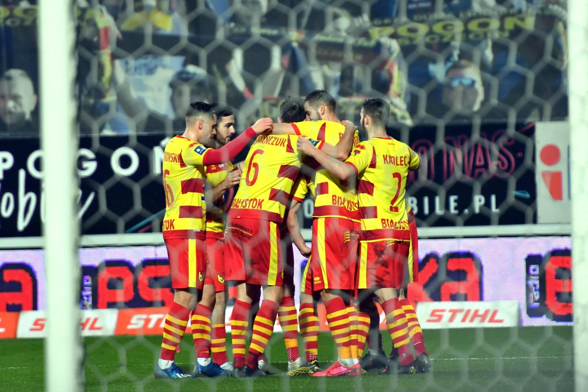 "Zawodnicy nie trenują normalnie od miesiąca. To okres graniczny, bo nie unikniemy spadku formy u piłkarzy" - mówi RMF FM Piotr Zinkiewicz - trener przygotowania fizycznego Jagiellonii Białystok. Jego zdaniem, jeśli zawodnicy wrócą do zajęć na początku maja, pod koniec miesiąca powinni być gotowi do wyzwań związanych z powrotem Ekstraklasy.