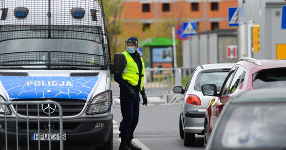 Przez dwa dni policjanci próbowali sprawdzić, czy 19-latek z Gdańska przebywa w domu podczas kwarantanny. Młody mężczyzna unikał funkcjonariuszy, a podczas odosobnienia zapraszał do mieszkania znajomych. Teraz grozi mu nawet 30 tys. zł kary, bo policja skierowała zebrane dowody przeciwko niemu do sanepidu.