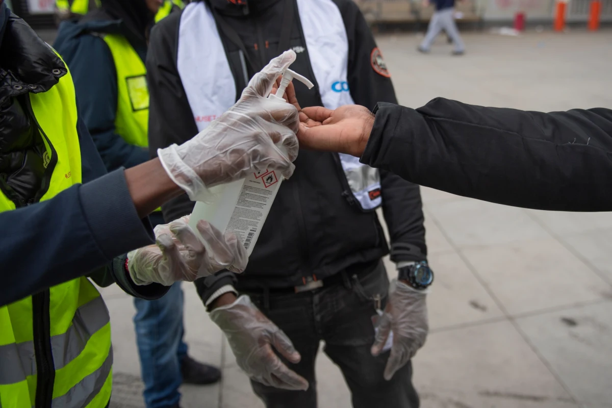 W Szwecji mimo zarejestrowania w ostatnich dniach kolejnych 170 zgonów na Covid-19 i łącznego bilansu 1203 ofiar śmiertelnych wśród władz sanitarnych panuje "ostrożny optymizm" - wynika z wypowiedzi zastępcy głównego epidemiologa kraju Andersa Wallenstena.