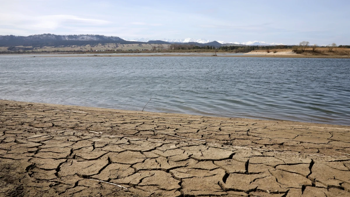 Prognozy hydrologiczne nie są optymistyczne. Jest to jedna z najgorszych sytuacji w historii pomiarów hydrologicznych w kraju. 42 stacje mierzące przepływ wód w rzekach, na 500 istniejących, odnotowały stan poniżej normy. W zeszłym roku było ich ok. 10 - poinformował rzecznik prasowy IMGW Grzegorz Walijewski.