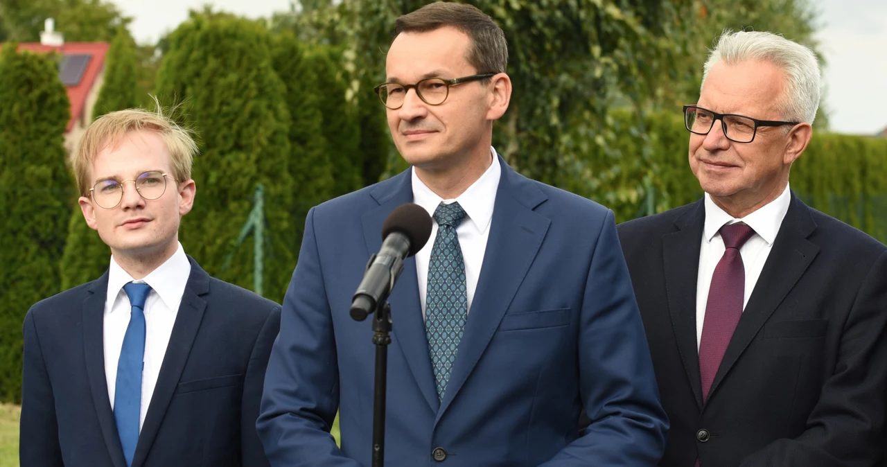 Od lewej Piotr Patkowski, premier Mateusz Morawiecki, Krzysztof Michalkiewicz