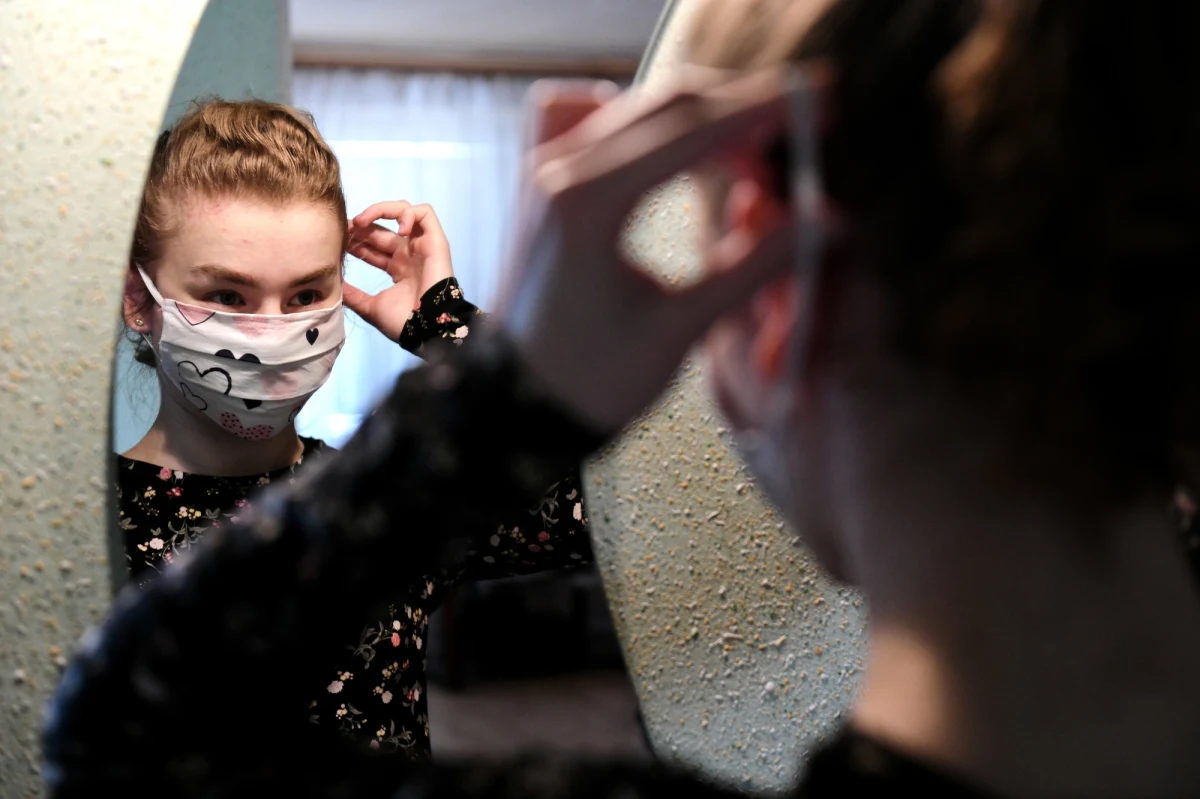 Minister zdrowia uważa, że skuteczną ochroną w czasie epidemii koronawirusa będzie zwykła maseczka materiałowa. Nie poleca zaopatrzenia w maseczkę chirurgiczną. "Maseczki chirurgiczne zostawmy medykom" - powiedział Szumowski.
