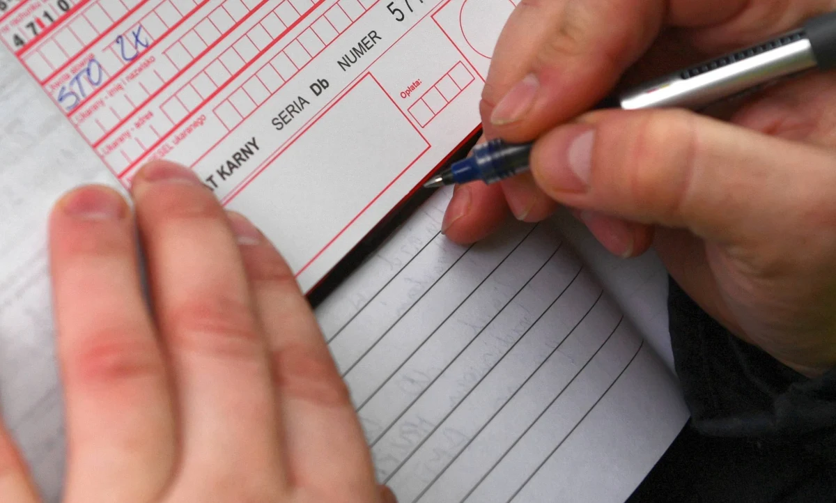 Stołeczni policjanci 2572 razy podejmowali czynności wobec osób łamiących przepisy o zakazie zgromadzeń - poinformowała w czwartek rano Komenda Stołeczna Policji.