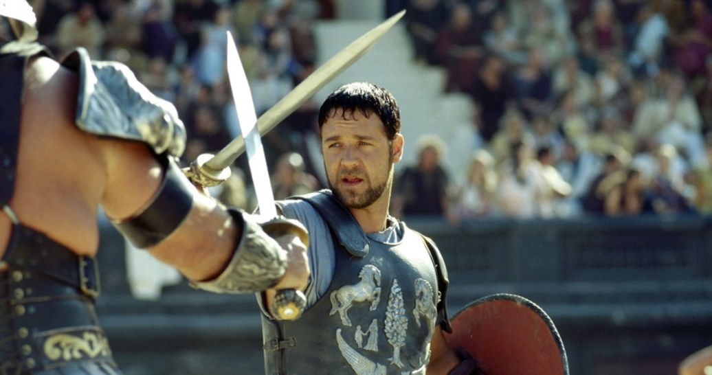 Finał "Gladiatora" Ridleya Scotta to jedno z najbardziej wzruszających zakończeń filmowych. Jak się okazuje, wcielający się w tytułową rolę Russell Crowe w trakcie zdjęć nie wiedział, że jego postać umrze. Pochodzący z Australii gwiazdor opowiedział o tym w wywiadzie dla magazynu "Empire".