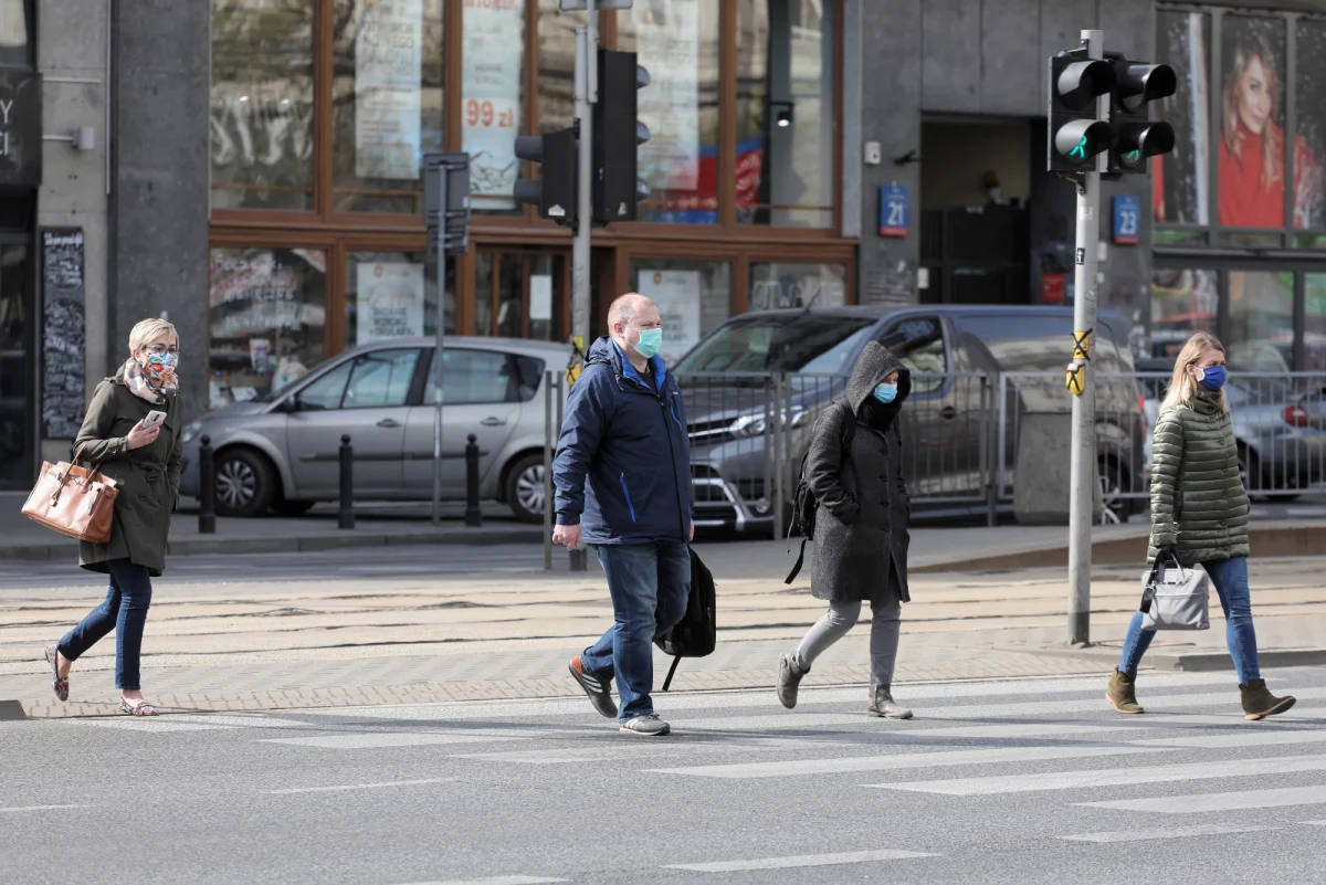Tkanina, którą przesłaniamy twarz, może z czasem stać się lekko wilgotna. Nawet w takim stanie pomaga jednak ograniczać ilość emitowanych przez nas podczas oddychania czy mówienia kropelek śliny. Przekonują o tym naukowcy z Amerykańskich Narodowych Instytutów Zdrowia i University of Pennsylvania. O wynikach swojego eksperymentu piszą w liście opublikowanym przez czasopismo "The New England Journal of Medicine". 
