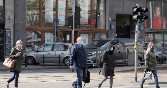 Tkanina, którą przesłaniamy twarz, może z czasem stać się lekko wilgotna. Nawet w takim stanie pomaga jednak ograniczać ilość emitowanych przez nas podczas oddychania czy mówienia kropelek śliny. Przekonują o tym naukowcy z Amerykańskich Narodowych Instytutów Zdrowia i University of Pennsylvania. O wynikach swojego eksperymentu piszą w liście opublikowanym przez czasopismo "The New England Journal of Medicine". 