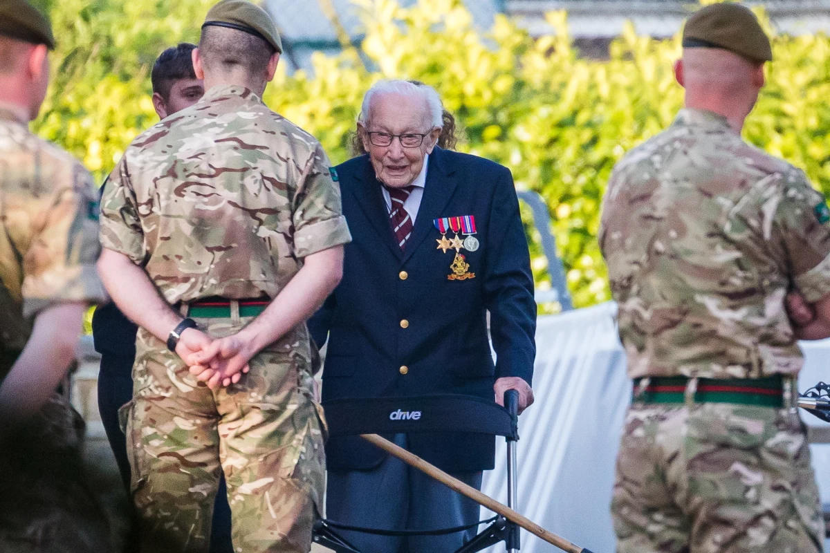 Ponad 12 milionów funtów – taką sumę dla służby zdrowia zebrał Brytyjczyk Tom Moore, 99-letni weteran II wojny światowej. Przeszedł 100 długości swojego ogrodu, opierając się na chodziku. Ostatnie 10 rund wykonał w towarzystwie salutujących mu, znacznie młodszych, żołnierzy z koszarów w hrabstwie Bedfordshire. 