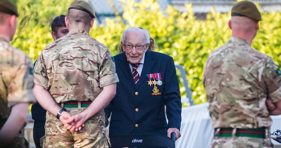 Ponad 12 milionów funtów – taką sumę dla służby zdrowia zebrał Brytyjczyk Tom Moore, 99-letni weteran II wojny światowej. Przeszedł 100 długości swojego ogrodu, opierając się na chodziku. Ostatnie 10 rund wykonał w towarzystwie salutujących mu, znacznie młodszych, żołnierzy z koszarów w hrabstwie Bedfordshire. 
