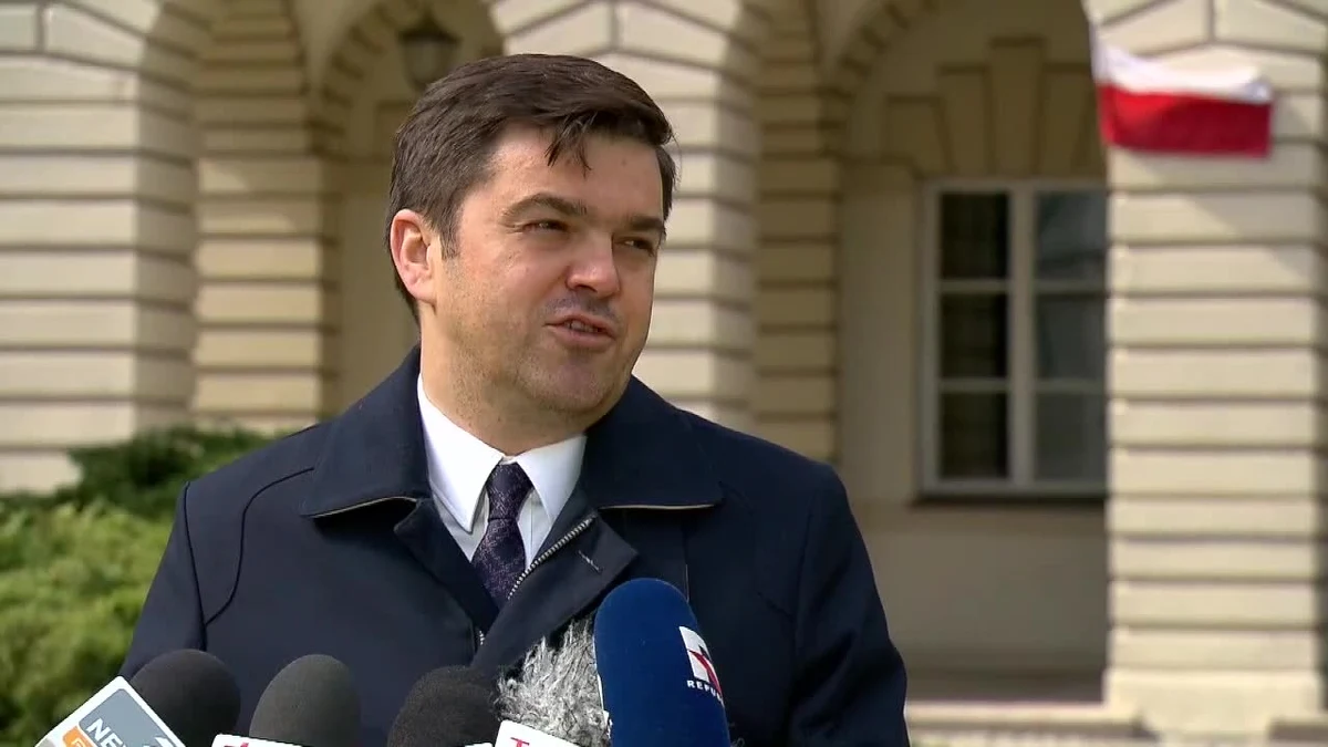 Rzecznik resortu zdrowia Wojciech Andrusiewicz na dzisiejszej konferencji prasowej pojawił się bez zakrytego nosa i ust – mimo że od północy obowiązuje nakaz zakrywania twarzy. Rzecznik tłumaczył, że "jeżeli wykonujemy zadania służbowe, a nie obsługujemy klientów i interesantów", to nie ma obowiązku noszenia maseczki.