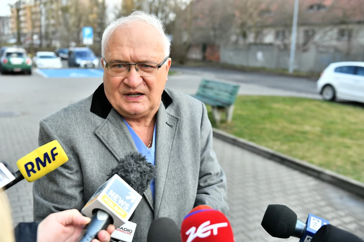 „Od miesięcy mówię, że był u nas jest exodus służby zdrowia. Zakaźnicy zestarzeli się, anestezjologów nie ma, pielęgniarek nie ma. Co z tego, że będziemy mieli sprzęt, skoro nie będzie miał go kto obsłużyć? To trzeba zgrać. Już są z tym problemy (…). Z tego co wiem, to jest sprawa ogólnopolska” – mówił w Popołudniowej rozmowie w RMF FM prof. Krzysztof Simon o przygotowaniu Polski na szczyt epidemii.