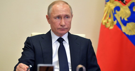 Prezydent Rosji Władimir Putin poinformował w czwartek, że z powodu pandemii koronawirusa zdecydował o przełożeniu na inny termin defilady na Placu Czerwonym, która miała się odbyć 9 maja, gdy Rosja obchodzi Dzień Zwycięstwa w II wojnie światowej.
