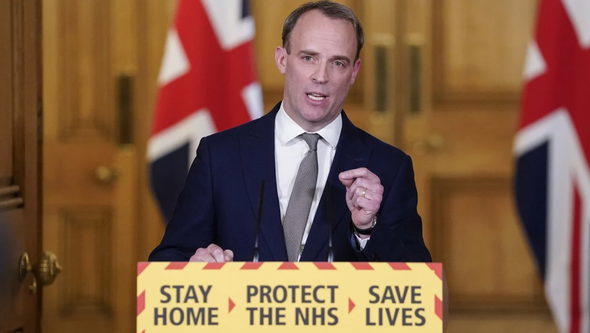 Brytyjski rząd przedłużył o co najmniej trzy tygodnie ograniczenia wprowadzone w celu powstrzymania epidemii koronawirusa - poinformował w czwartek po południu minister spraw zagranicznych Dominic Raab.
