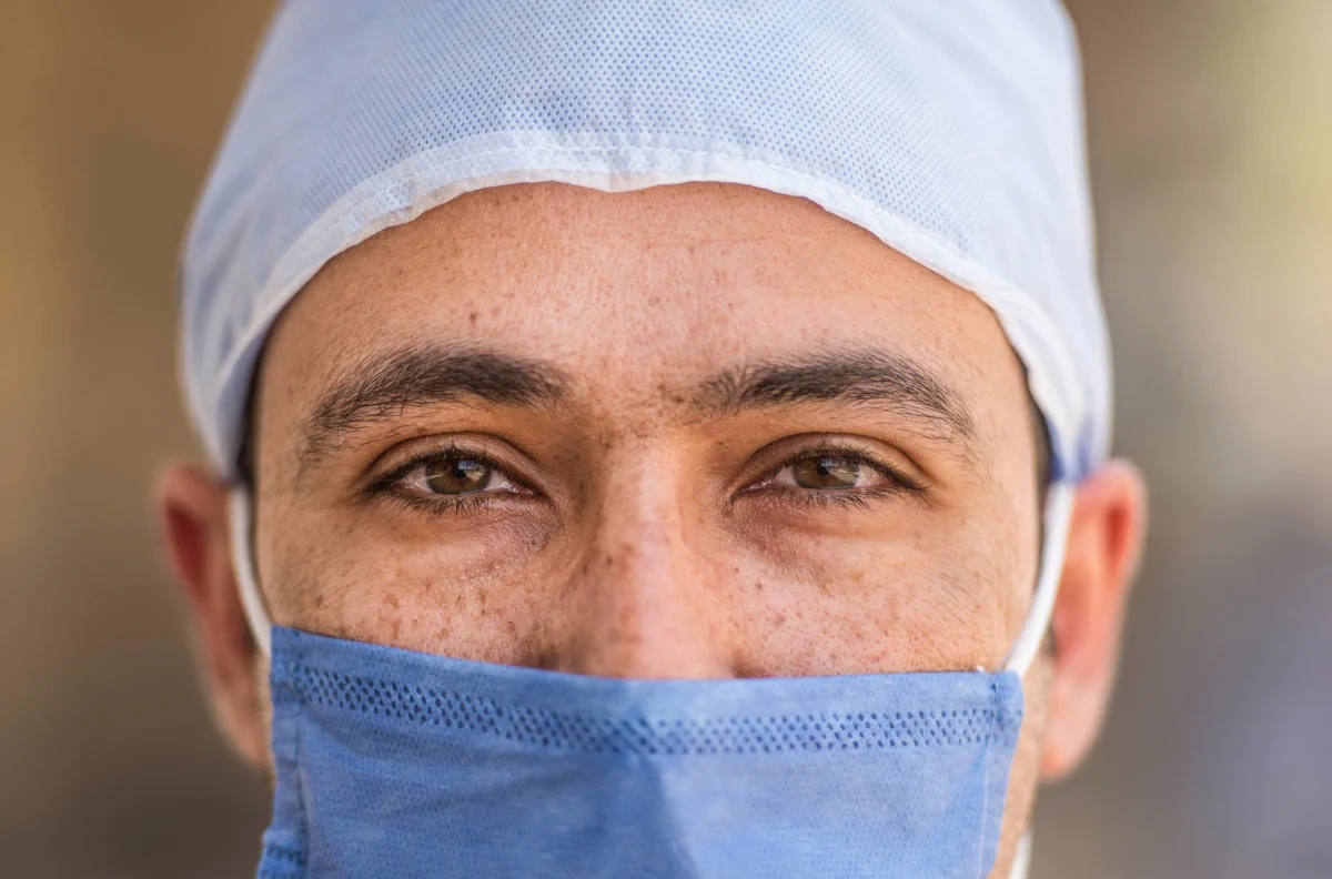 Minister zdrowia Łukasz Szumowski był pytany podczas konferencji prasowej do kiedy będzie obowiązywał nakaz zakrywania ust i nosa. Odpowiedź szefa resortu wskazuje, że decyzja o zniesieniu obowiązku będzie uzależniona od stworzenia szczepionki przeciw koronawirusowi.