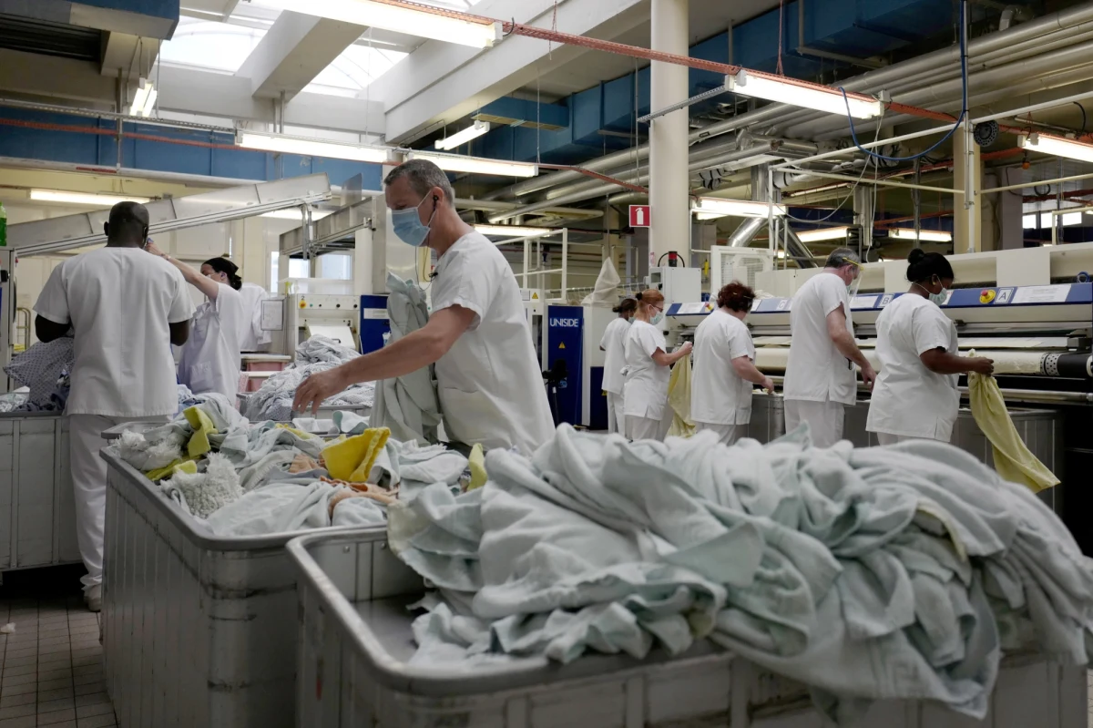 Unia Europejska upadnie jako projekt polityczny, jeśli nie będzie wspierała dotkniętych kryzysem krajów, takich jak Włochy i nie pomoże im wyjść ze skutków pandemii koronawirusa - ostrzegł w wywiadzie dla "Financial Times" prezydent Francji Emmanuel Macron.
