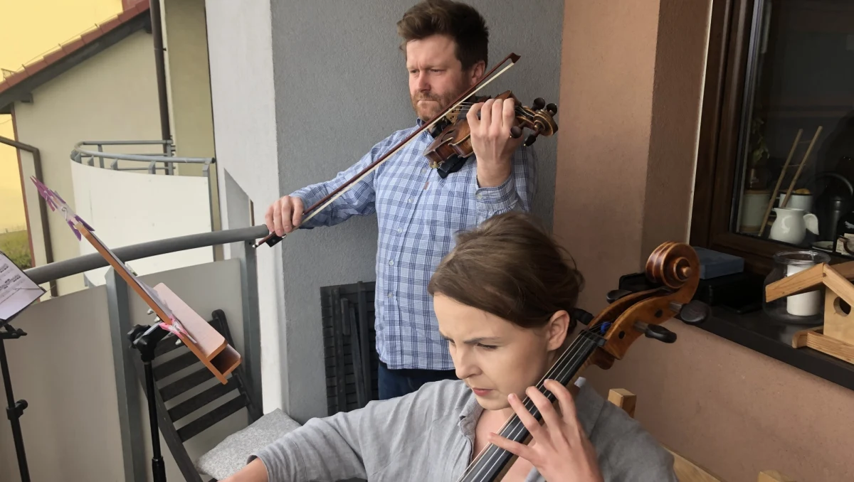 Tacy sąsiedzi to skarb! W czasie pandemii koronawirusa para muzyków Filharmonii Śląskiej koncertuje na własnym balkonie. Skrzypka Jakuba Łysika i wiolonczelistkę Paulinę Grondys można usłyszeć w Będzinie przy ul. Topolowej. W czwartek zagrali już czwarty koncert.