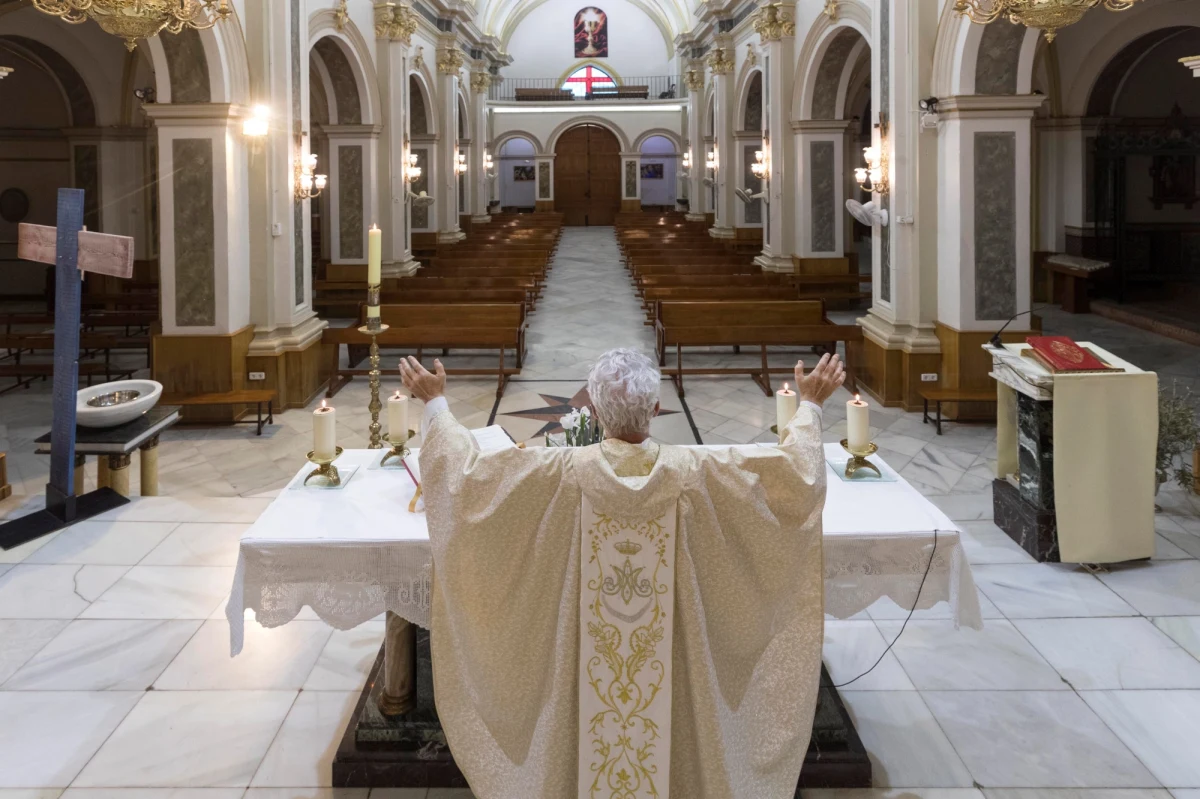 W okresie epidemii koronawirusa w Hiszpanii zanotowano rekordowo niską liczbę katolików. Przynależność do Kościoła Katolickiego deklaruje obecnie 61,2 proc. mieszkańców tego kraju - wynika z badania opublikowanego przez Centrum Badań Socjologicznych (CIS) w Madrycie.
