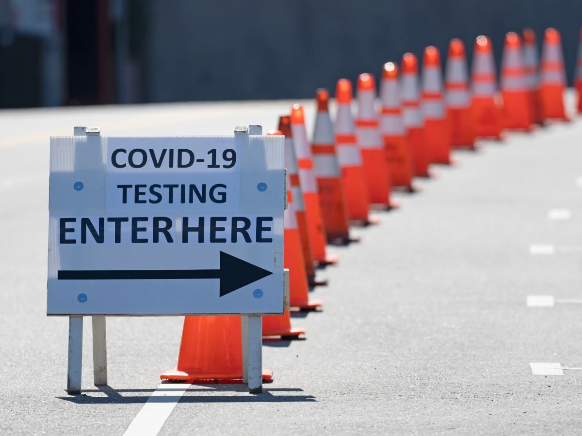 Ponad 32 800 chorych na COVID-19 zmarło dotąd w USA - wynika z bilansu prowadzonego przez Uniwersytet Johnsa Hopkinsa w Baltimore. Od początku epidemii koronawirusa w Stanach Zjednoczonych zdiagnozowano ponad 667 tysięcy przypadków zakażenia.