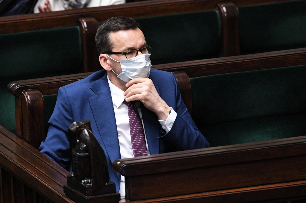Powolność działania i partykularyzmy państw członkowskich to główne problemy UE - ocenił premier Mateusz Morawiecki w wywiadzie opublikowanym w dzienniku “El Mundo”. Wskazał na potrzebę pakietu UE, który ożywiłby gospodarkę po epidemii koronawirusa.