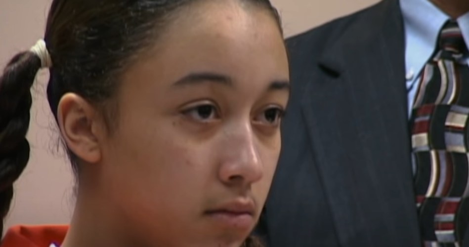 "W 2004 roku była uważana za prostytutkę. Dzisiaj powinna być uważana za ofiarę napaści seksualnej" - tymi słowami charakteryzuje Cyntoię Brown jeden z bohaterów kryminalnego serialu dokumentalnego "Murder to Mercy: The Cyntoia Brown Story". Pojawił się właśnie zwiastun tej produkcji, która pojawi się na Netfliksie już 29 kwietnia.