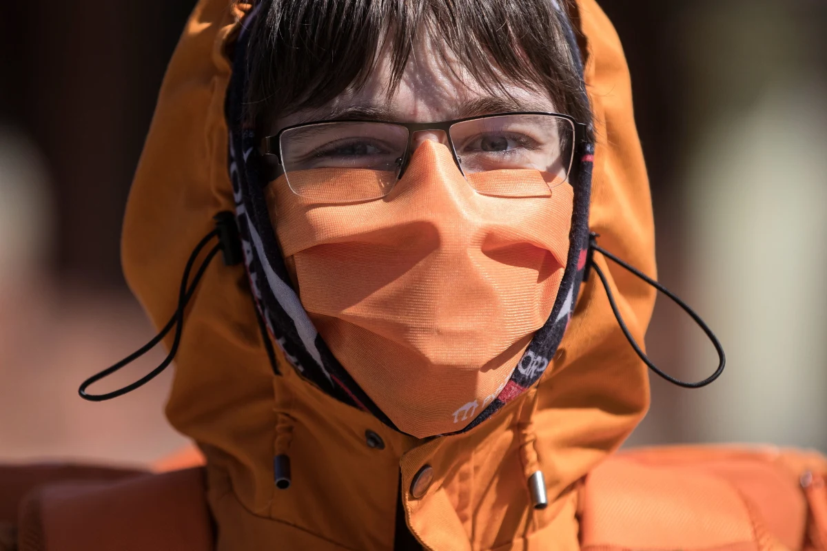 Naukowcy alarmują, że koronawirus może być wszędzie, a 80 proc. zakażonych nie ma żadnych objawów. Co powinno nas jednak zaniepokoić? Jakie są pierwsze oznaki Covid-19?