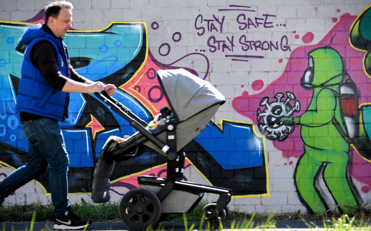 ​299 osób zmarło z powodu Covid-19 w Niemczech w ciągu ostatniej doby - poinformował Instytut im. Roberta Kocha (RKI) w Berlinie. Łączna liczba ofiar śmiertelnych pandemii w RFN to 3868.