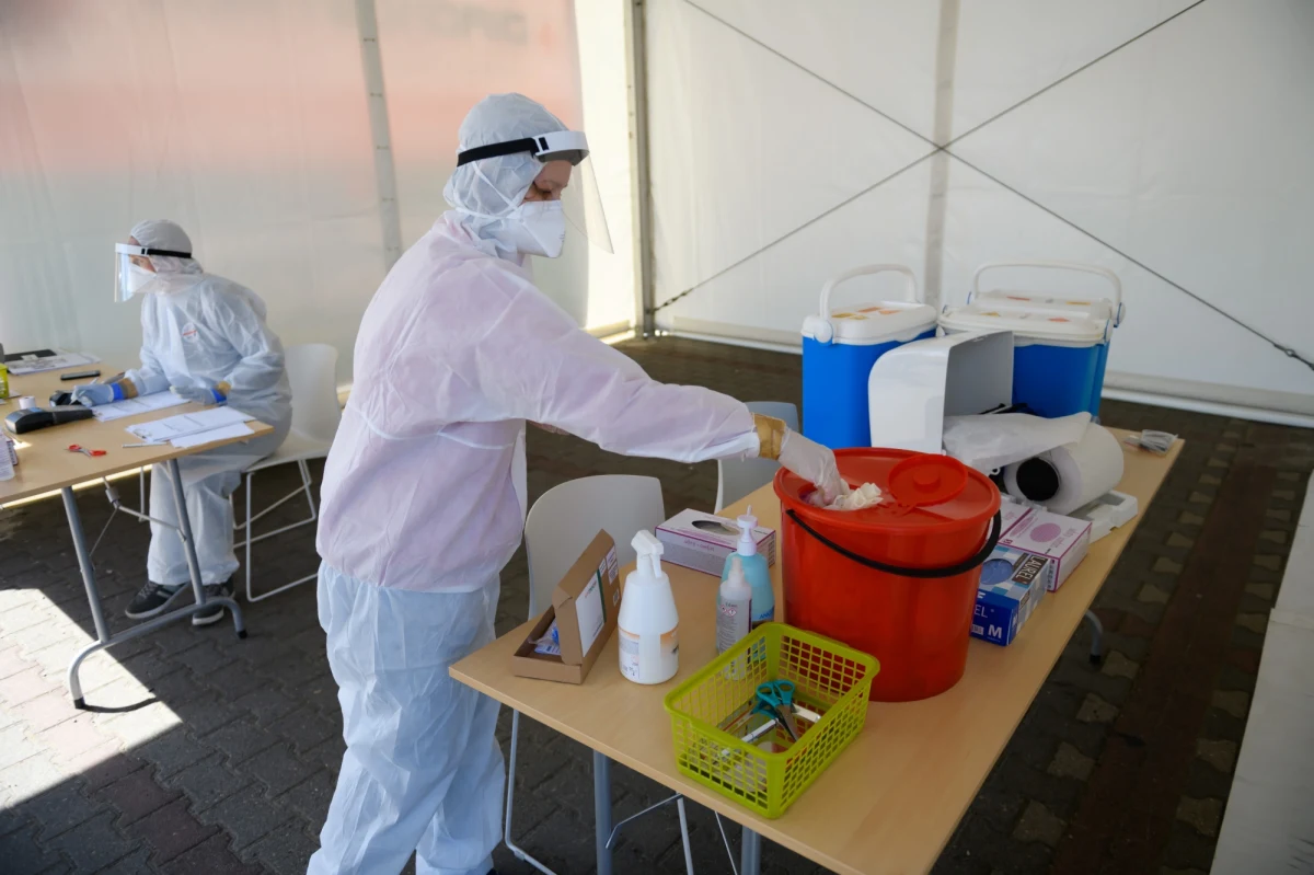 Po południu Ministerstwo Zdrowia podało najnowsze dane dotyczące pandemii koronawirusa w Polsce. Resort przekazał informację o śmierci 14 pacjentów, którzy chorowali na COVID-19, potwierdził też 165 nowych przypadków zakażeń. Łącznie w Polsce patogen wykryto u 8379 osób. Zmarły 332 z nich.