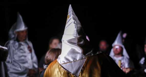 Zasłanianie twarzy w miejscach publicznych zostało zakazane w Stanach Zjednoczonych w 1951 roku. Prawo to ma na celu uderzać w grupy szerzące nienawiść. Teraz z powodu epidemii koronawirusa gubernator Georgii Brian Kemp zawiesił wprowadzone przed blisko 70 laty prawo wymierzone w Ku Klux Klan.