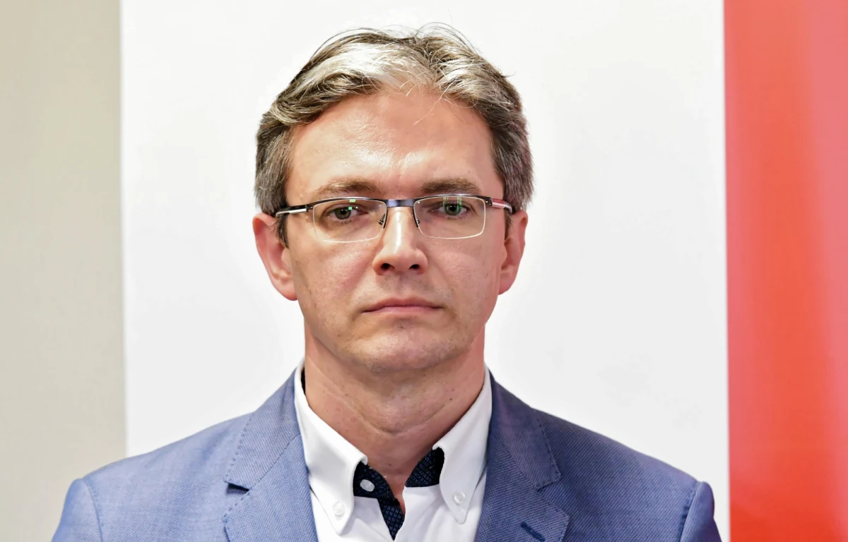 "Jestem w domu z rodziną i czuję się bardzo dobrze" - napisał na Facebooku wiceprezes PSL Adam Jarubas. 45-letni polityk przez miesiąc przebywał w szpitalu w Kielcach w związku z zakażeniem koronawirusem. 