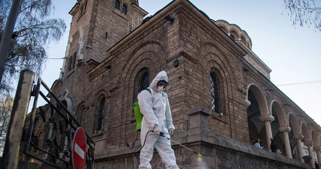 Władze Bułgarii podjęły decyzję o całkowitym zamknięciu Sofii; na zdj. dezynfekcja bułgarskiej stolicy