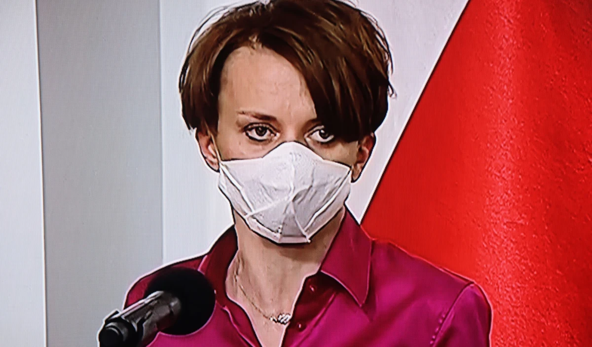 W tym roku szkolnym szkoły najprawdopodobniej nie wrócą do swojej działalności w pełnym rytmie; w dalszych etapach łagodzenia obostrzeń mowa o zorganizowaniu w szkołach opieki dla dzieci w momencie, gdy ich rodzice wrócą do pracy - mówiła w rozmowie z Onetem wicepremier Jadwiga Emilewicz.