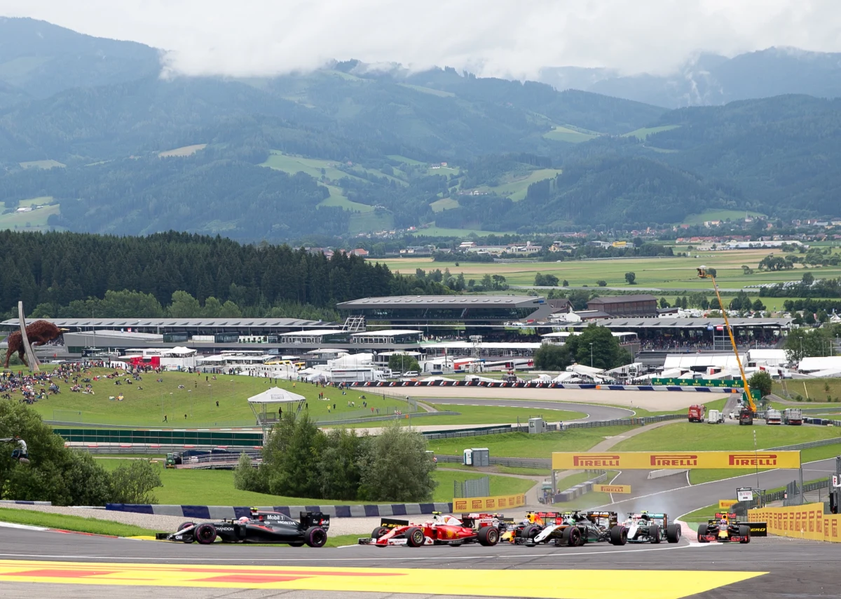 Sezon mistrzostw świata Formuły 1 rozpocznie się wyścigiem o Grand Prix Austrii 5 lipca. Nie zostaną na niego wpuszczeni kibice - poinformowała BBC. Później mają się odbyć m.in. dwie rundy na Silverstone w Wielkiej Brytanii.