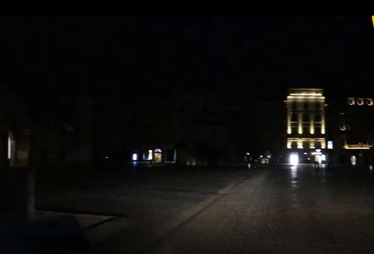 Codziennie od północy do 4 rano w Krakowie wyłączane jest oświetlenie uliczne. Dzięki temu każdej nocy uda się zaoszczędzić 20 tys. zł. Jak wygląda Kraków pogrążony w ciemnościach? Zobaczcie na filmie naszego dziennikarza. 
