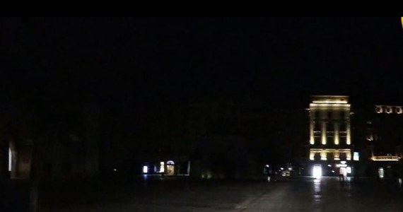 Codziennie od północy do 4 rano w Krakowie wyłączane jest oświetlenie uliczne. Dzięki temu każdej nocy uda się zaoszczędzić 20 tys. zł. Jak wygląda Kraków pogrążony w ciemnościach? Zobaczcie na filmie naszego dziennikarza. 
