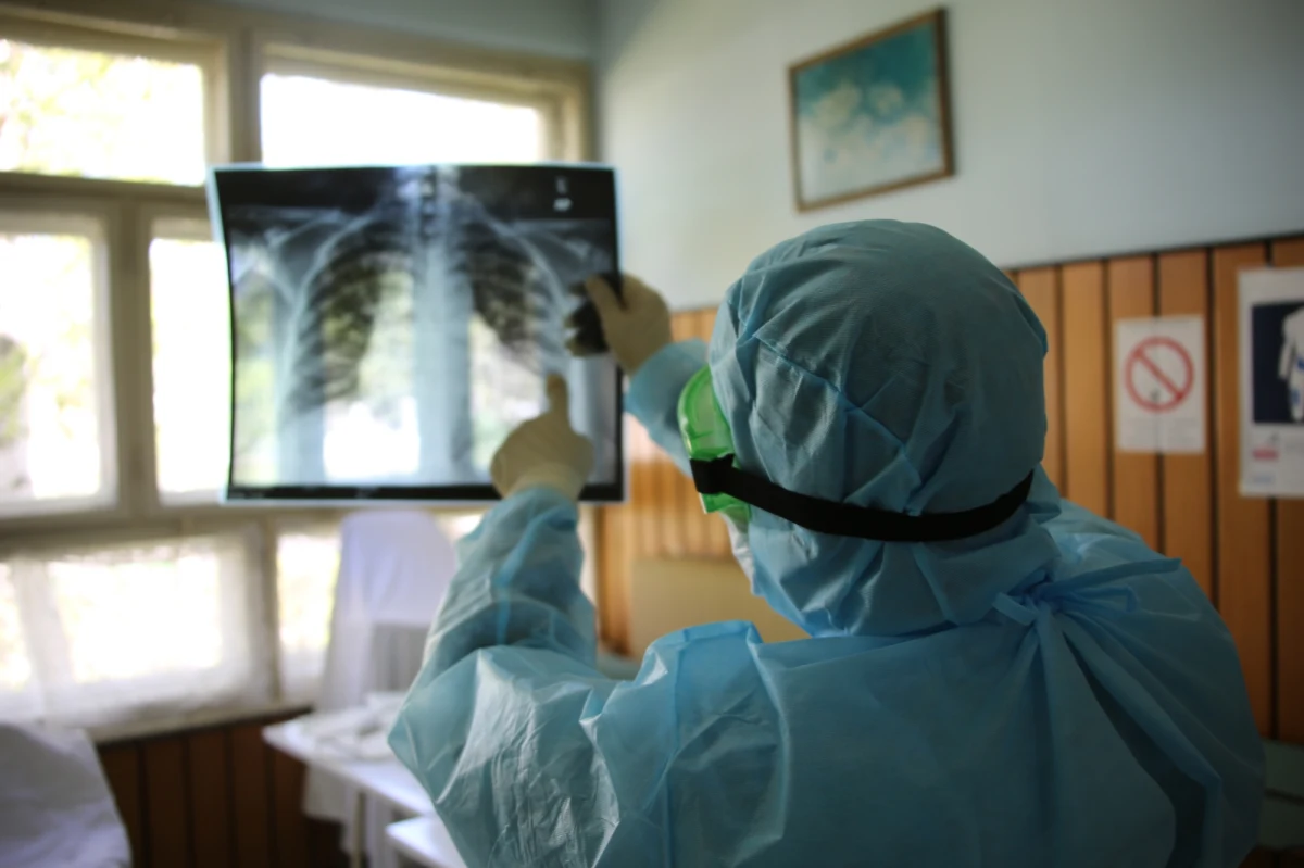 Europa jest wciąż w oku cyklonu epidemii Covid-19, jak to określił Hans Kluge z WHO. Na nasz kontynent przypada ponad 1 mln zachorowań, czyli prawie połowa wszystkich przypadków na świecie. W sumie od wybuchu pandemii zachorowało ponad 2,2 mln osób, a tempo jej rozwoju w wielu krajach nadal jest wysokie.