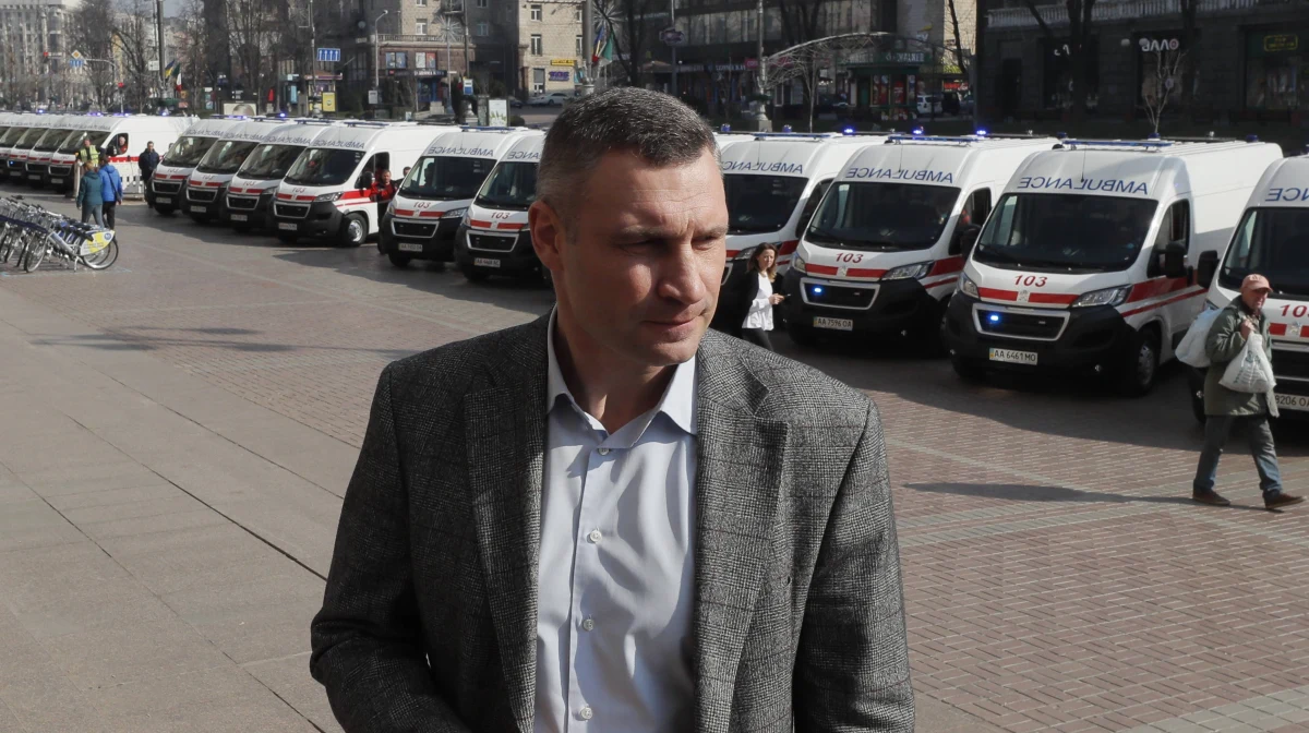 W Kijowie nie ma skażenia radiacyjnego, zadymienie w mieście spowodowane jest pożarami - zapewnił w piątek mer ukraińskiej stolicy Witalij Kliczko. Według serwisu IQAir powietrze w Kijowie od czwartku wieczorem jest najbardziej zanieczyszczone ze wszystkich miast świata.