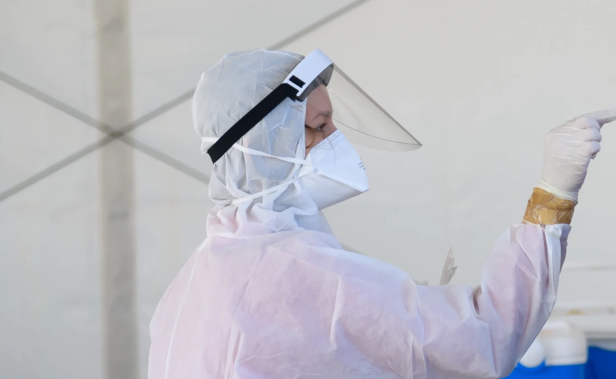 ​Jedyna pielęgniarka, która zajmowała się pacjentami w Domu Pomocy Społecznej w Kaliszu opuściła ośrodek, ze względu na skrajne wyczerpanie. Na miejscu zostali już tylko opiekunowie, którzy formalnie nie mogą np. podawać leków. Pracownicy DPS-u odbyli wczoraj pełną emocji wideokonferencję z prezydentem Kalisza Krystianem Kinastowskim.