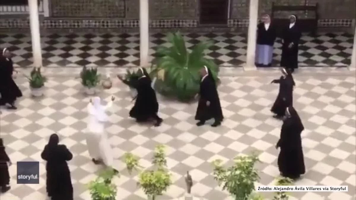 Siostry zakonne z klasztoru San Leandro w Sewilli w Hiszpanii w zrobiły sobie przerwę w szyciu maseczek ochronnych, aby pograć w koszykówkę. Nagranie pochodzi z poniedziałku (13 kwietnia). Klasztor słynie z wyrobu słodyczy, ale w związku z pandemią koronawirusa zakonnice wzięły się za szycie maseczek ochronnych. Do tej pory miały wytworzyć ich ponad 5 tysięcy.