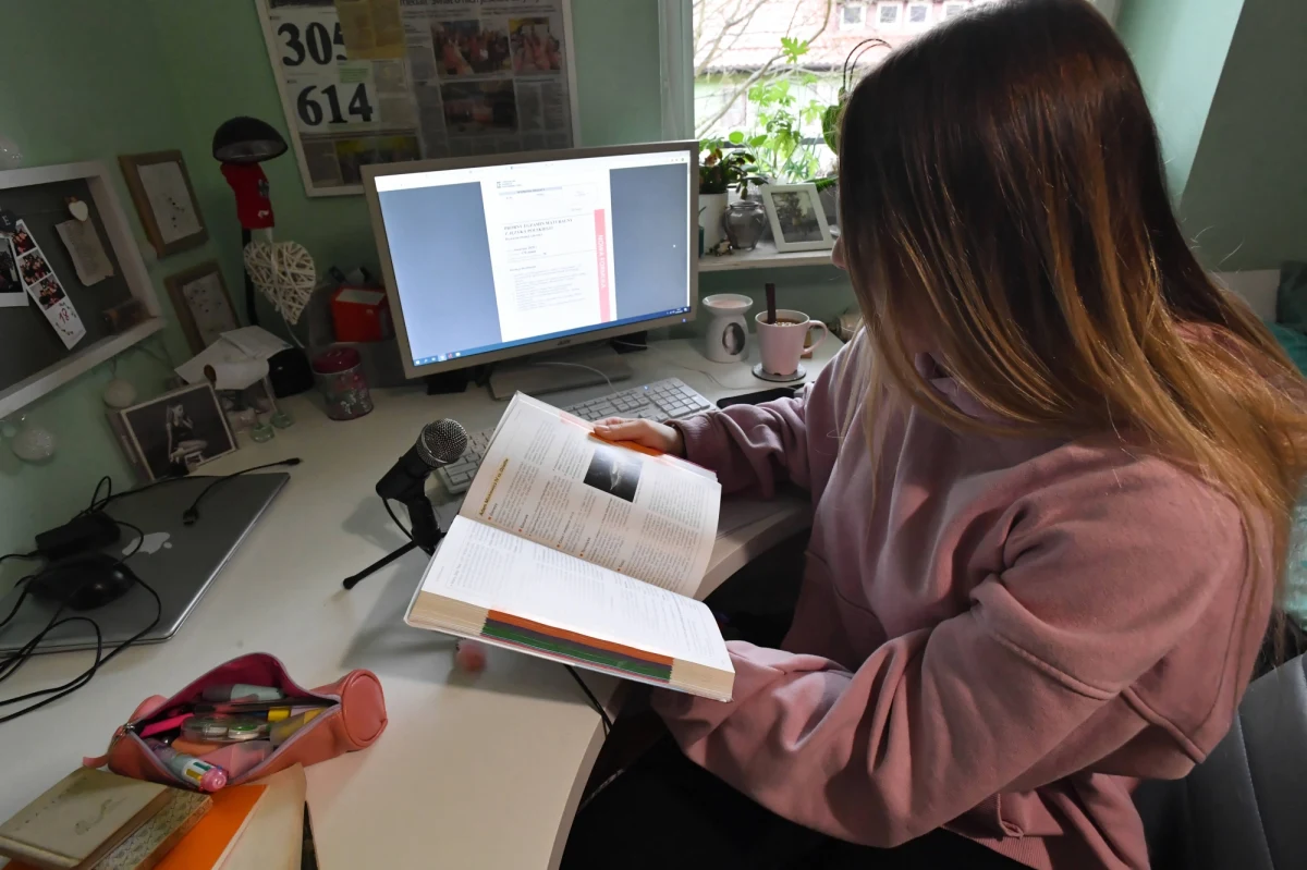 Kryzys wywołany przez pandemię koronawirusa dotknął również przestrzeni edukacji. To kolejny aspekt rewolucji, którą musiało przejść społeczeństwo, jaki został poruszony podczas dyskusji w ramach Przystanku IDEA. Z dnia na dzień polskie nauczanie przeniosło się ze szkolnych placówek do domów. Czy jest to skuteczne rozwiązanie? Jakie są najpoważniejsze problemy związane z nauczaniem zdalnym? W sobotę na te i inne pytania próbowali odpowiedzieć eksperci ds. edukacji. Rozmowę poprowadził nasz dziennikarz, Grzegorz Kwolek. 