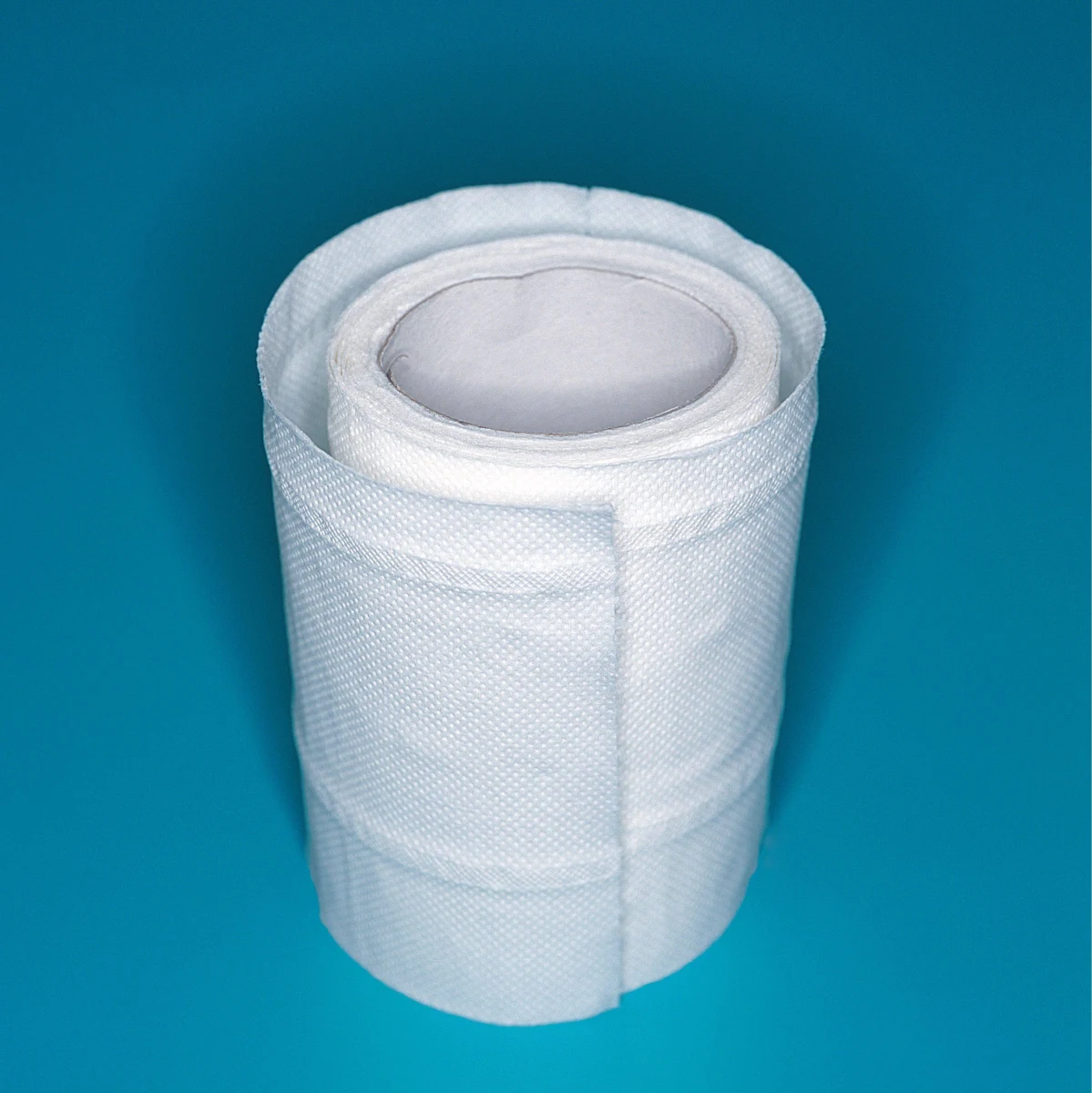 Ręczniki papierowe w obiektach publicznych, w tym szpitalach, pomagają skuteczniej walczyć z wirusami, niż suszarki do rąk - informują na podstawie najnowszych badań naukowcy z Uniwersytetu w Leeds. Wyniki ich eksperymentu, które miały być prezentowane podczas odwołanego z powodu pandemii koronawirusa European Congress on Clinical Microbiology and Infectious Diseases (ECCMID) w Paryżu zostały opublikowane w materiałach kongresu. Sugerują, że w dobie obecnej pandemii, przy tak istotnym znaczeniu higieny rąk, ręczniki papierowe powinny być podstawowym sposobem ich osuszania.